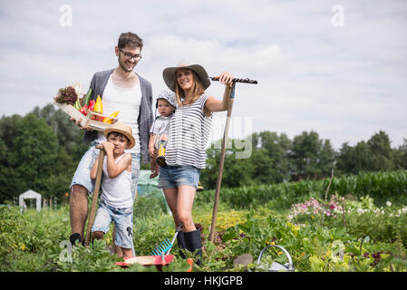 Familie Ernte Gemüse in gemeinschaftlichen Garten, Bayern, Deutschland Stockfoto