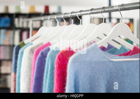 Handgefertigte Wollkleidung zum Verkauf im Bekleidungsgeschäft, Bayern, Deutschland Stockfoto