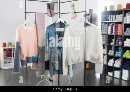Handgefertigte Wollkleidung zum Verkauf im Bekleidungsgeschäft, Bayern, Deutschland Stockfoto