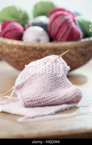 Balls of wool with knitting needle in salesroom, Bavaria, Germany Stockfoto