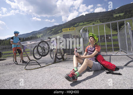 Mountain-Biker entspannen nach Nordkapp und ihre Freundin Reinigung Fahrräder, Zillertal, Tirol, Österreich Stockfoto