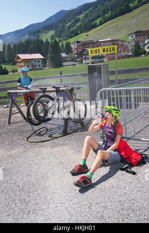 Mountain-Biker entspannen nach Nordkapp und ihre Freundin Reinigung Fahrräder, Zillertal, Tirol, Österreich Stockfoto