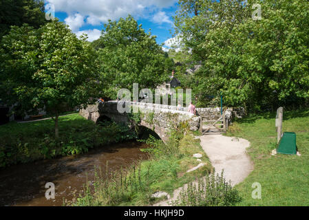 Alte Steinbrücke über den Fluss Taube am Milldale in Doevdale, Peak District National Park, England. Stockfoto