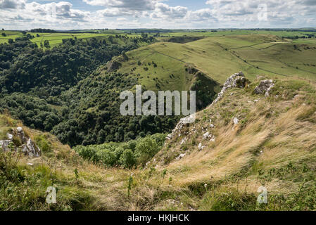 Schönen Sommertag im Bereich White Peak Peak District National Park, Derbyshire. Blick vom Hügel über Dovedale. Stockfoto