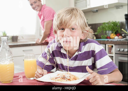 Portrait eines jungen Essen Spaghetti, Bayern, Deutschland Stockfoto