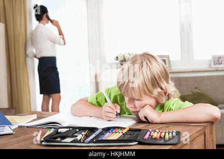 Junge studiert, während Mutter Business Call, Bayern, Deutschland hat Stockfoto