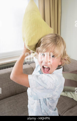 Jungen schreien während Kissen Kämpfe im Wohnzimmer, Bayern, Deutschland Stockfoto