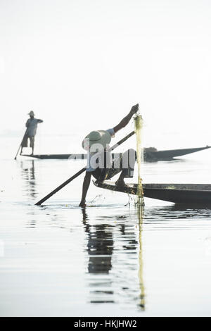 Ein Fischer vom Stamm Intha Angeln am Inle See in der Shan State in Myanmar (früher Burma) Stockfoto