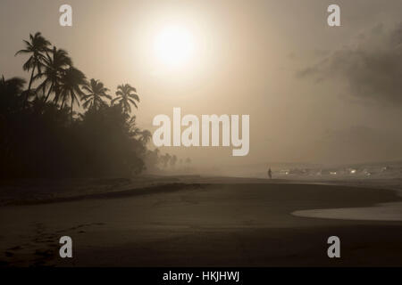 Mann zu Fuß am Strand bei Sonnenuntergang, Western Province, Sri Lanka Stockfoto