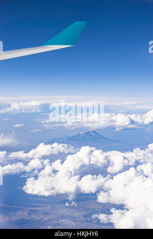 Abgeschnitten Bild der Flugzeugflügel fliegen über Berge, Türkei Stockfoto