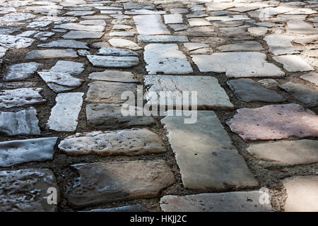 Kopfsteinpflaster bedeckt mit alten Pflastersteinen, Lissabon, Portugal Stockfoto