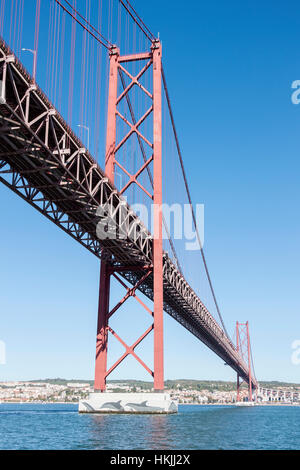 Brücke über den Fluss, am 25. April Brücke, Tejo, Lissabon, Portugal Stockfoto