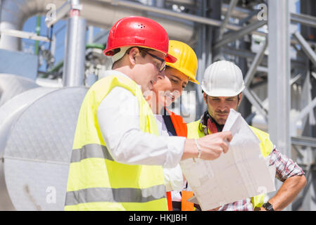 Ingenieur und Arbeitnehmer treffen auf der Fläche eines geothermischen Kraftwerks, Bayern, Deutschland Stockfoto