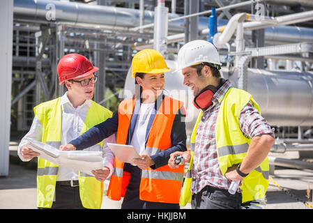 Ingenieur und Arbeitnehmer treffen auf der Fläche eines geothermischen Kraftwerks, Bayern, Deutschland Stockfoto