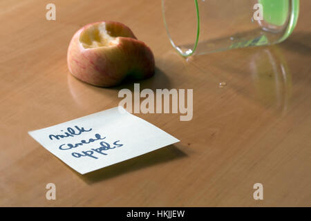 Nahaufnahme der Klebstoff Hinweis mit Apfel und Glas Stockfoto