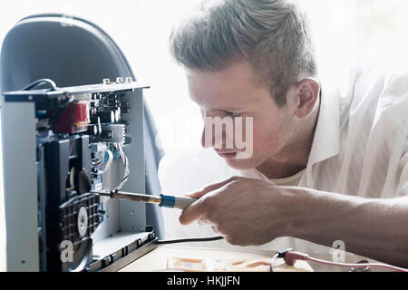 Ingenieur Reparatur CD Player im Workshop, Freiburg Im Breisgau, Baden-Württemberg, Deutschland Stockfoto