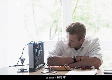 Ingenieur Reparatur CD Player im Workshop, Freiburg Im Breisgau, Baden-Württemberg, Deutschland Stockfoto