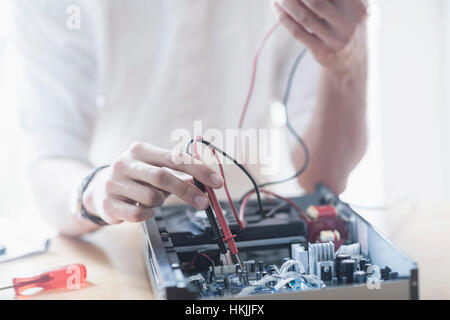 Ingenieur Reparatur CD Player im Workshop, Freiburg Im Breisgau, Baden-Württemberg, Deutschland Stockfoto