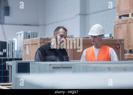 Speichern der Arbeitnehmer, die in einem Auslieferungslager, Freiburg Im Breisgau, Baden-Württemberg, Deutschland Stockfoto