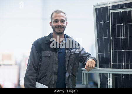 Zuversichtlich Shop Arbeiter im Lager, Freiburg Im Breisgau, Baden-Württemberg, Deutschland Stockfoto