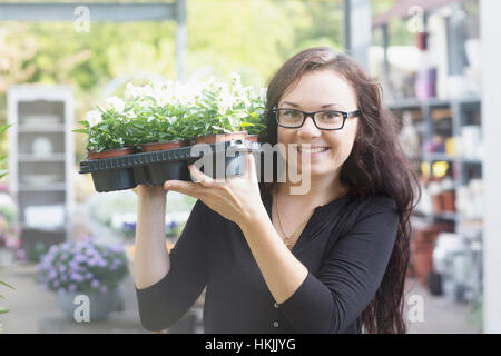 Glückliche junge Frau, die Arbeit im Garten, Freiburg Im Breisgau, Baden-Württemberg, Deutschland Stockfoto