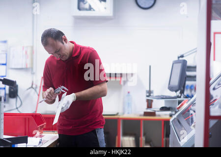 Männliche Ingenieur Prüfung Platine in Industrie, Hannover, Niedersachsen, Deutschland Stockfoto