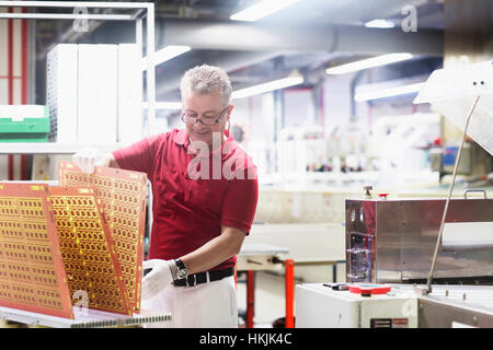 Männliche Ingenieur Prüfung Platine in Industrie, Hannover, Niedersachsen, Deutschland Stockfoto