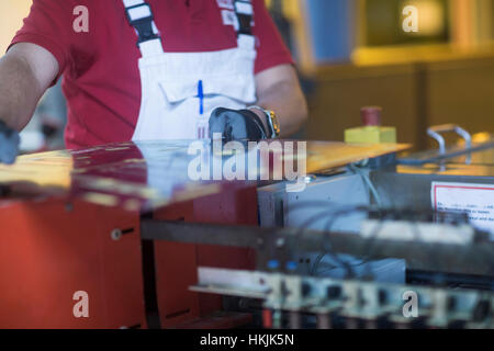 Männliche Ingenieur Prüfung Platine in Industrie, Hannover, Niedersachsen, Deutschland Stockfoto