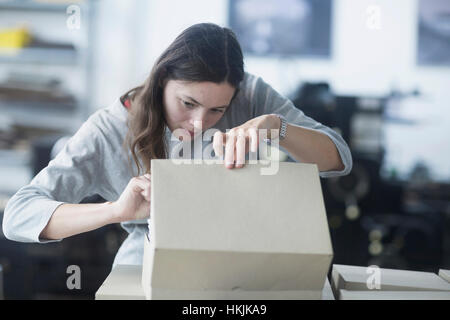 Drucken Sie Arbeitskraft Verpackungskarton in einer Branche, Freiburg Im Breisgau, Baden-Württemberg, Deutschland Stockfoto