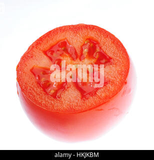 halbe frische lebendige Tomatenscheibe isoliert auf weiss Stockfoto