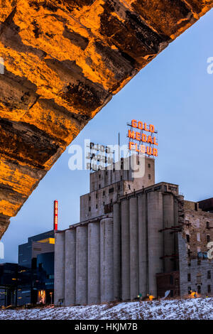 Goldmedaille Blume Zeichen auf dem Mühlenmuseum Stadt umrahmt von Stone Arch Bridge in der Innenstadt von Minneapolis, Minnesota. Stockfoto