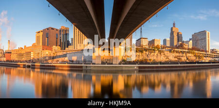 Panorama-Bild der Skyline von Saint Paul Minnesota unter der Wabasha Street Bridge. Stockfoto