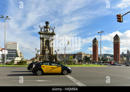 Barcelona, Spanien - 28. November 2016: Taxi fahren entlang Placa de Espanya (Platz von Spanien) in Barcelona, Spanien. Stockfoto