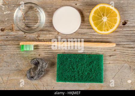 Backpulver, Wasser, Zitrone, Schwamm, Zahnbürste und Stahlwolle Stockfoto