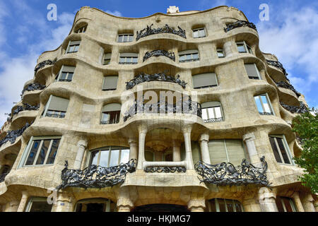 Barcelona, Spanien - 28. November 2016: Casa Mila, besser bekannt als La Pedrera. Dieses berühmte Gebäude wurde von Antoni Gaudi, aufgenommen in die Liste o Stockfoto