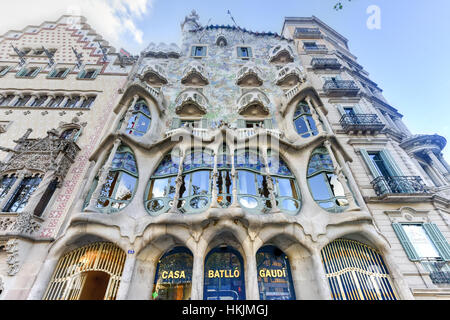 Barcelona, Spanien - 28. November 2016: Die Fassade des Hauses Casa Battlo (auch genannt Haus der Knochen) von Antoni Gaudi mit seinem berühmten e entworfen Stockfoto