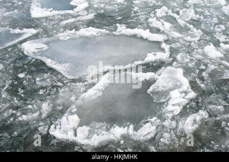 Eisstrom in See mit Eisstücke hautnah im kalten winter Stockfoto