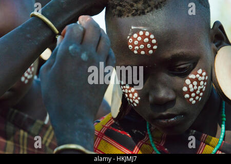 Mursi Stamm Menschen Malerei Gesicht, Mursi Dorf, Süd-Omo, Äthiopien Stockfoto