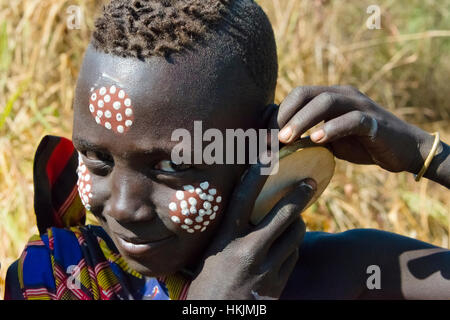 Mursi Stamm Menschen mit Ohr-Platten in traditioneller Kleidung, Mursi Dorf, Süd-Omo, Äthiopien Stockfoto