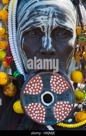 Mursi Stamm Menschen mit Mundlochplatte, Mursi Dorf, Süd-Omo, Äthiopien Stockfoto