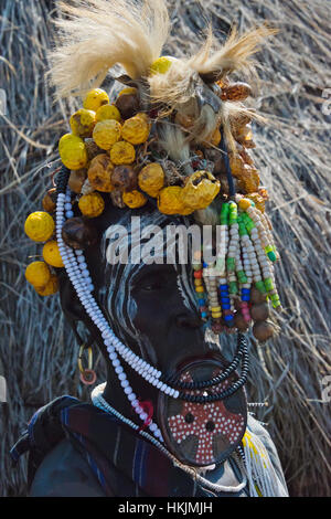 Mursi Stamm Menschen mit Mundlochplatte, Mursi Dorf, Süd-Omo, Äthiopien Stockfoto