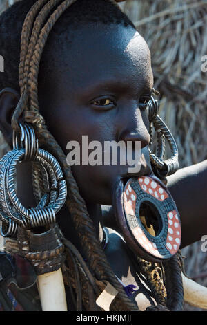 Mursi Stamm Menschen mit Mundlochplatte, Mursi Dorf, Süd-Omo, Äthiopien Stockfoto