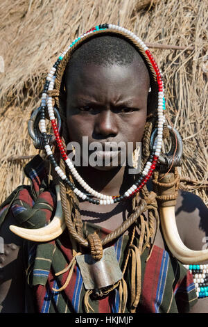 Mursi Stamm Menschen in traditioneller Kleidung, Mursi Dorf, Süd-Omo, Äthiopien Stockfoto