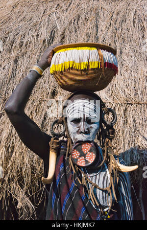 Mursi Stamm Menschen in traditioneller Kleidung mit Mundlochplatte, Mursi Dorf, Süd-Omo, Äthiopien Stockfoto