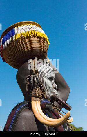 Mursi Stamm Menschen in traditioneller Kleidung mit Mundlochplatte, Mursi Dorf, Süd-Omo, Äthiopien Stockfoto