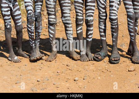 Mursi Stamm jungen mit lackierte Karosserie, Mursi Dorf, Süd-Omo, Äthiopien Stockfoto