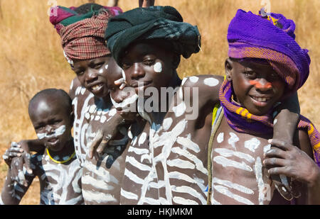 Mursi Stamm jungen mit lackierte Karosserie, Mursi Dorf, Süd-Omo, Äthiopien Stockfoto