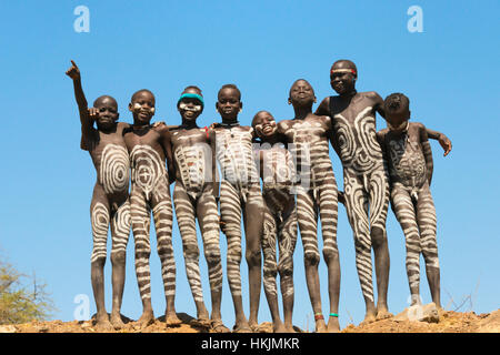 Mursi Stamm jungen mit lackierte Karosserie, Mursi Dorf, Süd-Omo, Äthiopien Stockfoto