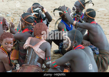Hamar Stamm Menschen vorbereiten für das Vieh springen (eine feierliche Veranstaltung feiert einen Hamar Mann wird erwachsen), South Omo, Äthiopien Stockfoto