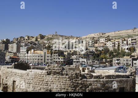 Amman, Jordanien - 8. Februar 2014 die Hauptstadt Jordaniens, Blick auf einen Teil der städtischen Entwicklung im Zentrum Stadt. Stockfoto